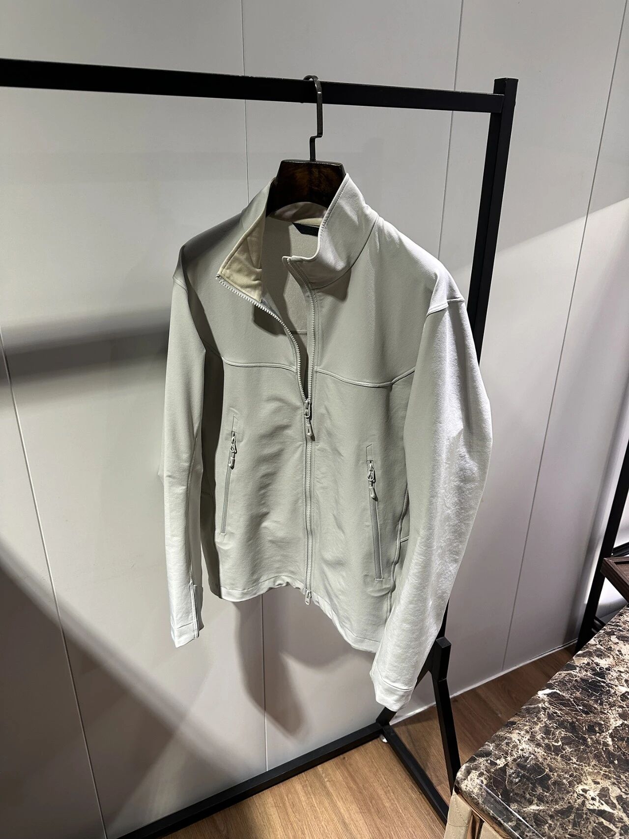 Jaqueta masculina Slim Fit Soft Shell com forro de lã, corta-vento com gola suporte para deslocamento diário, trilha, acampamento e uso casual no outono inverno