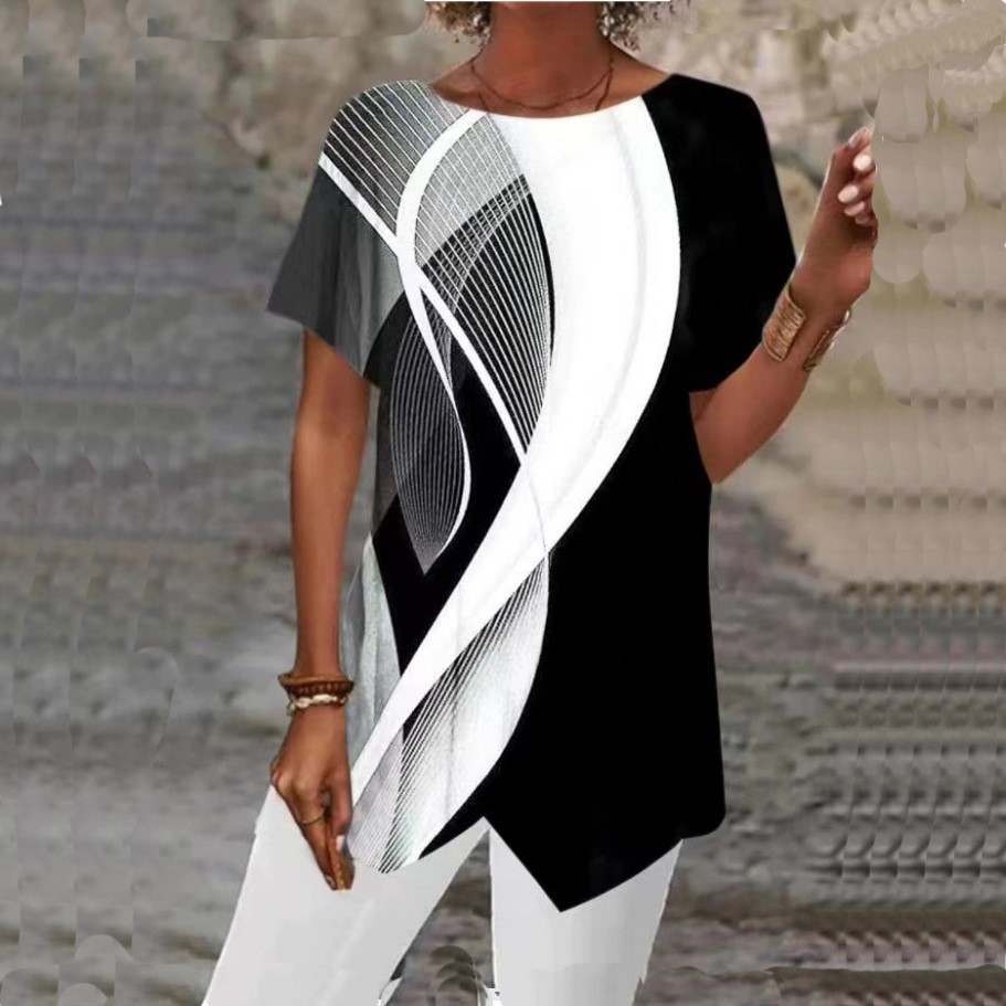 Camiseta Solta 2026 com Estampa Geométrica e Barra Assimétrica - Manga Curta